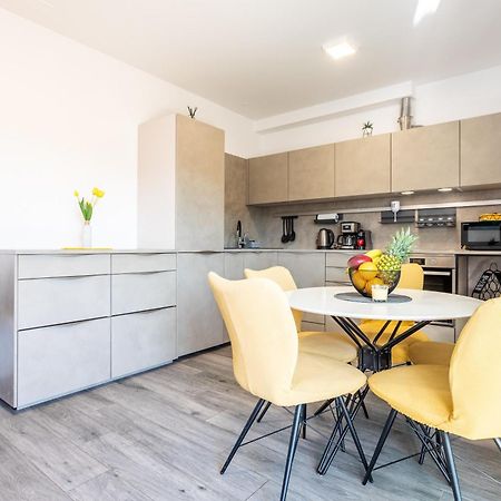 New Luxury 3-Bedroom Penthouse With Huge Terrace Split Bagian luar foto