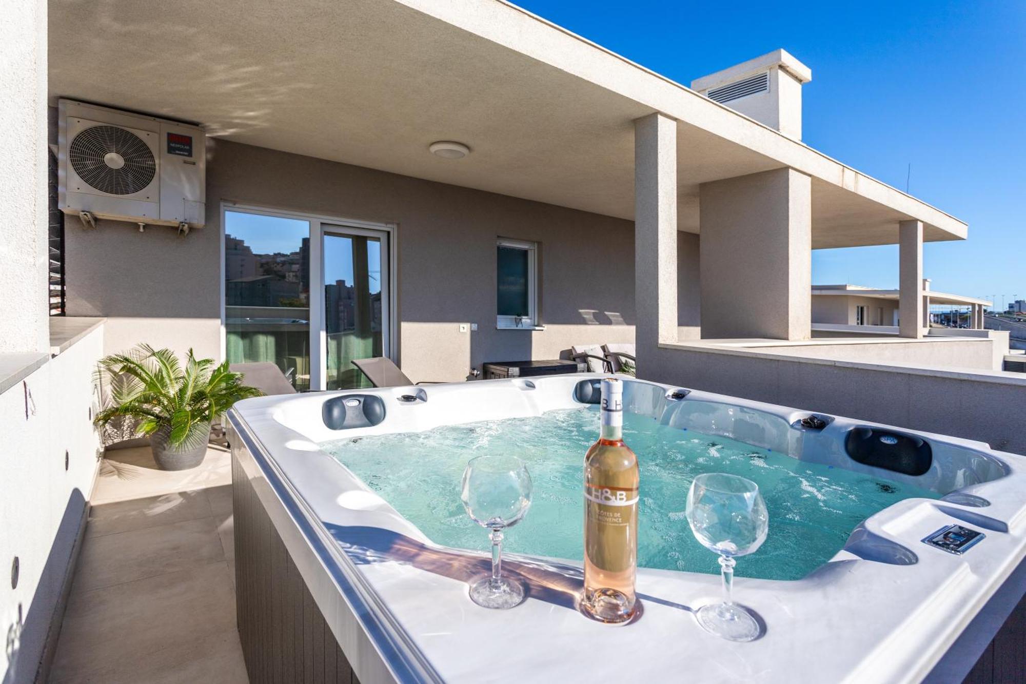 New Luxury 3-Bedroom Penthouse With Huge Terrace Split Bagian luar foto