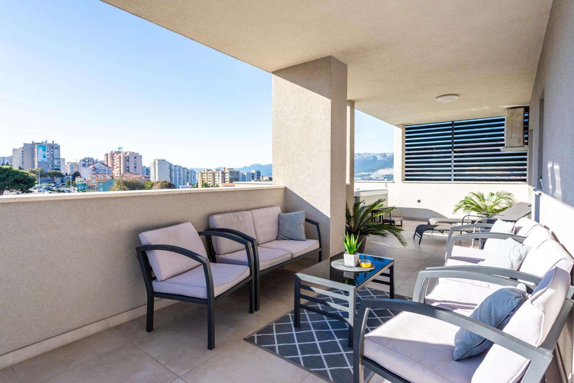 New Luxury 3-Bedroom Penthouse With Huge Terrace Split Bagian luar foto