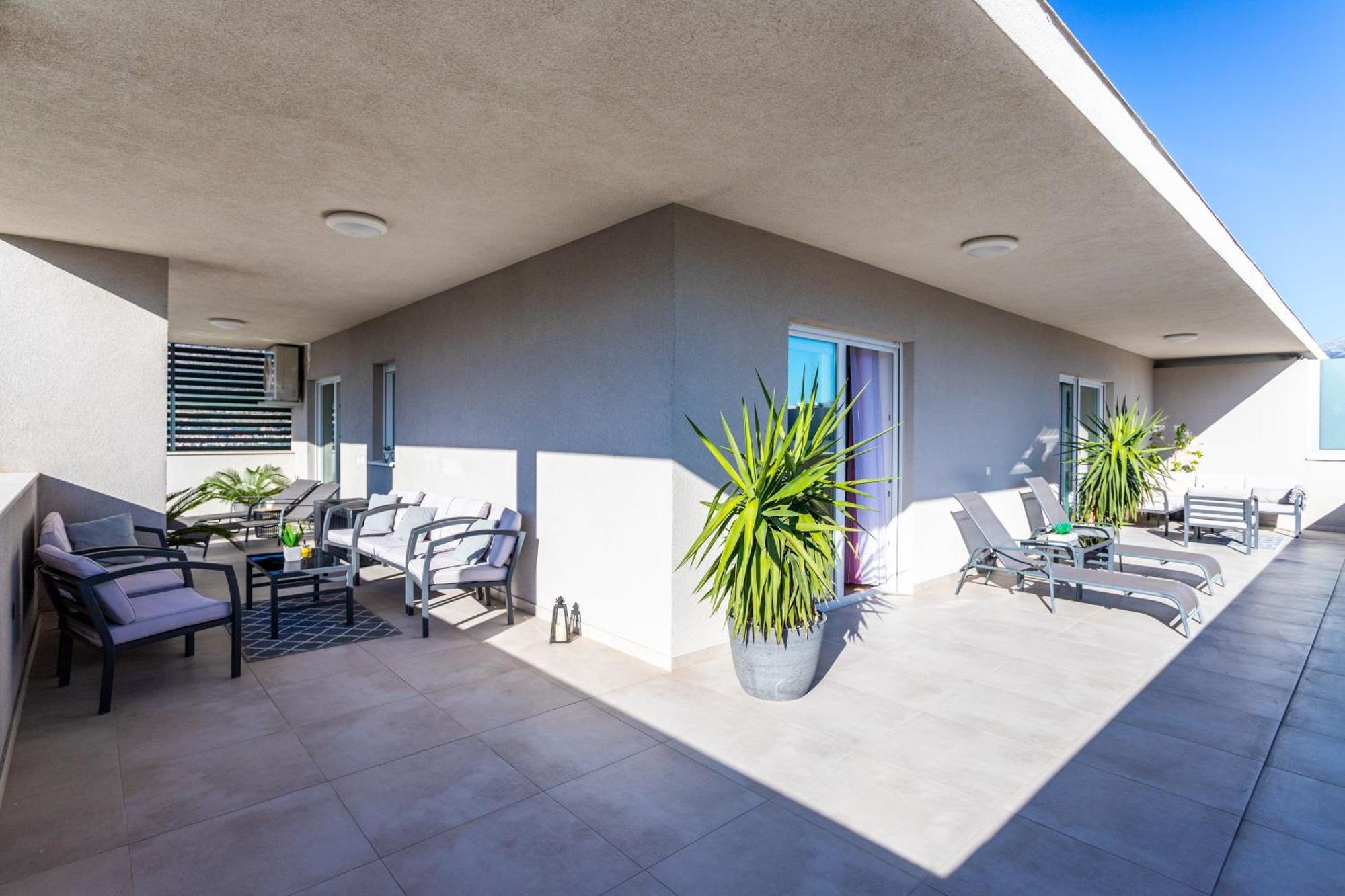 New Luxury 3-Bedroom Penthouse With Huge Terrace Split Bagian luar foto