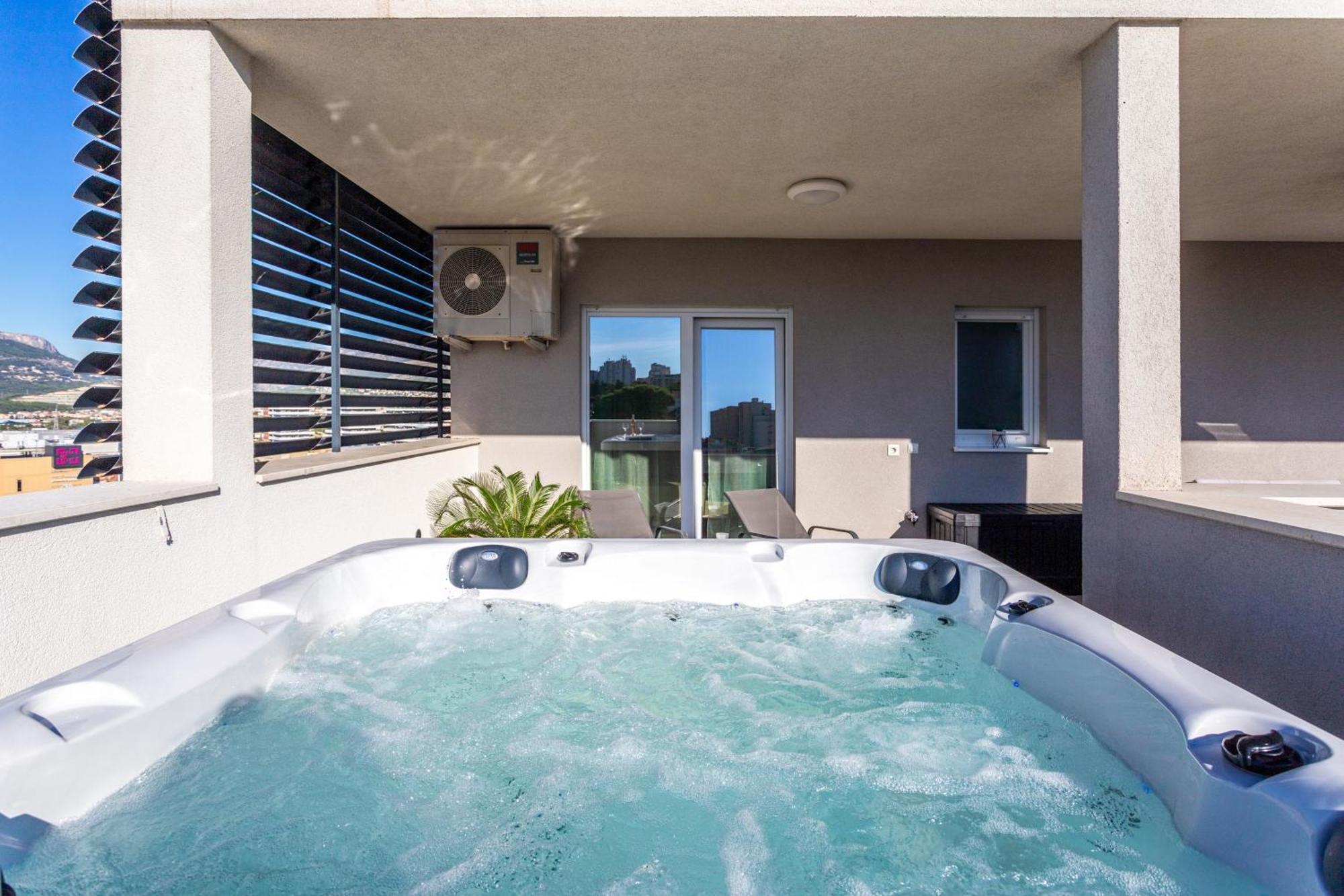 New Luxury 3-Bedroom Penthouse With Huge Terrace Split Bagian luar foto