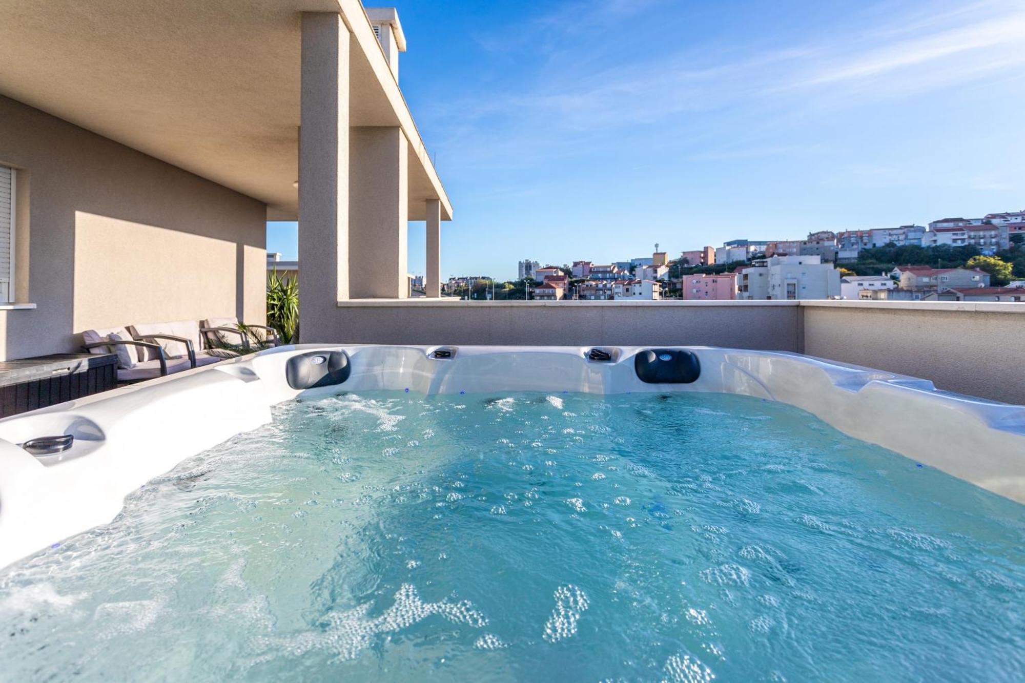 New Luxury 3-Bedroom Penthouse With Huge Terrace Split Bagian luar foto