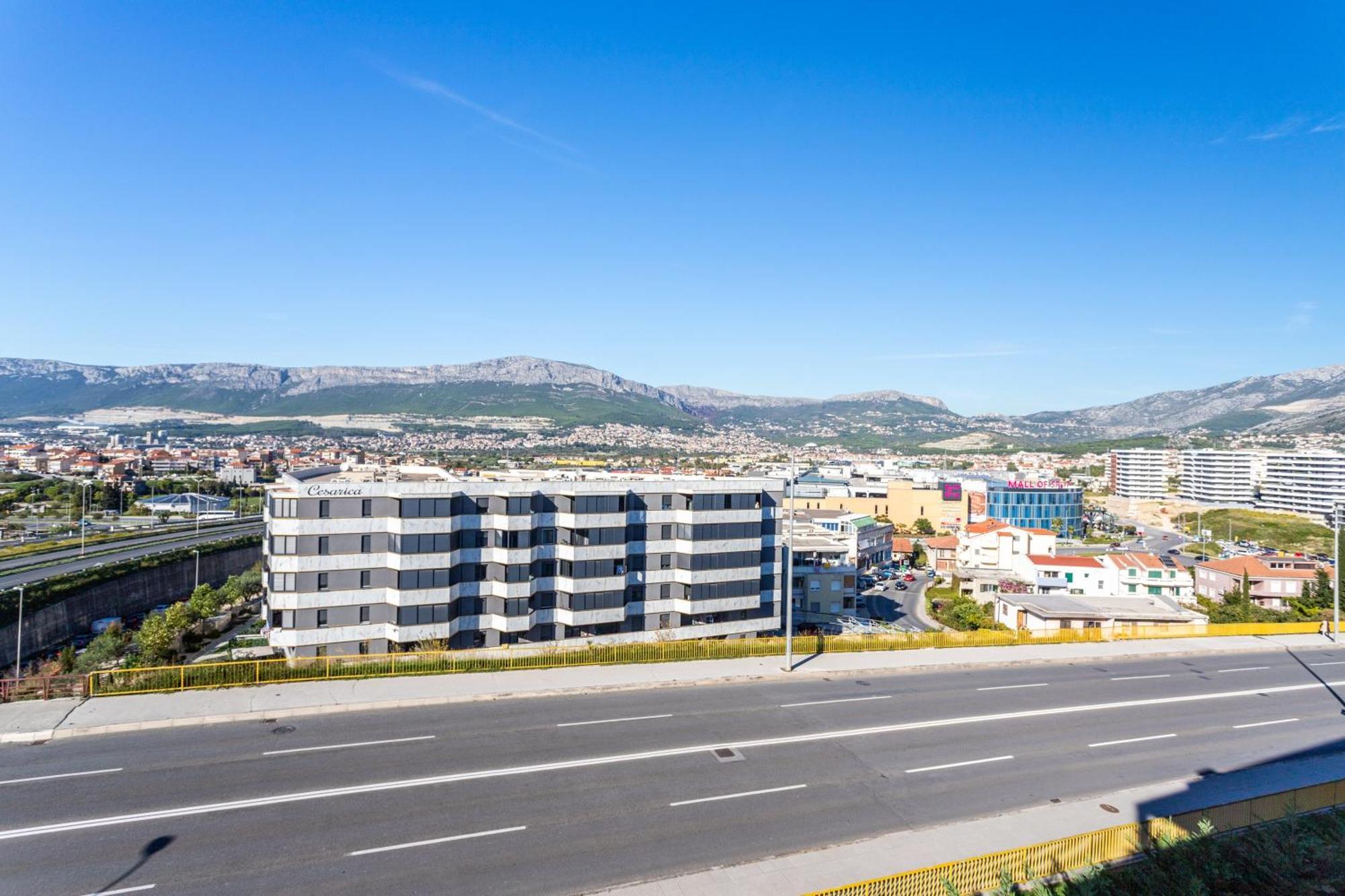 New Luxury 3-Bedroom Penthouse With Huge Terrace Split Bagian luar foto